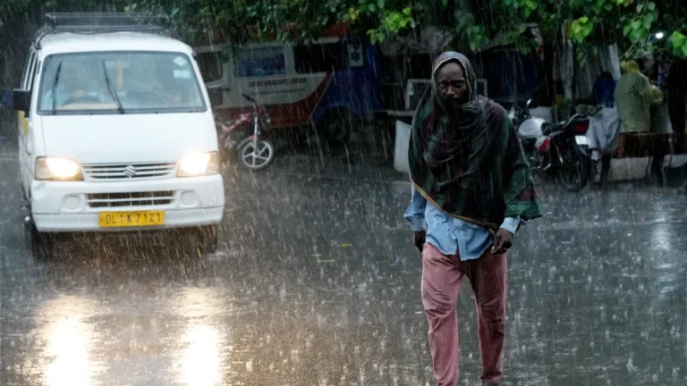 Delhi-NCR, massive jams after waterlogging, schools ordered shut..